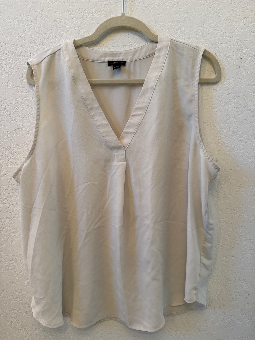 Ann Taylor Women’s Light Cream Sleeveless V-Neck Top